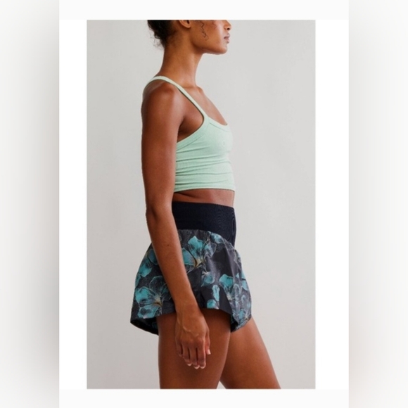 NWT Carpe Diem Shorts Midnight Floral - Picture 2 of 6